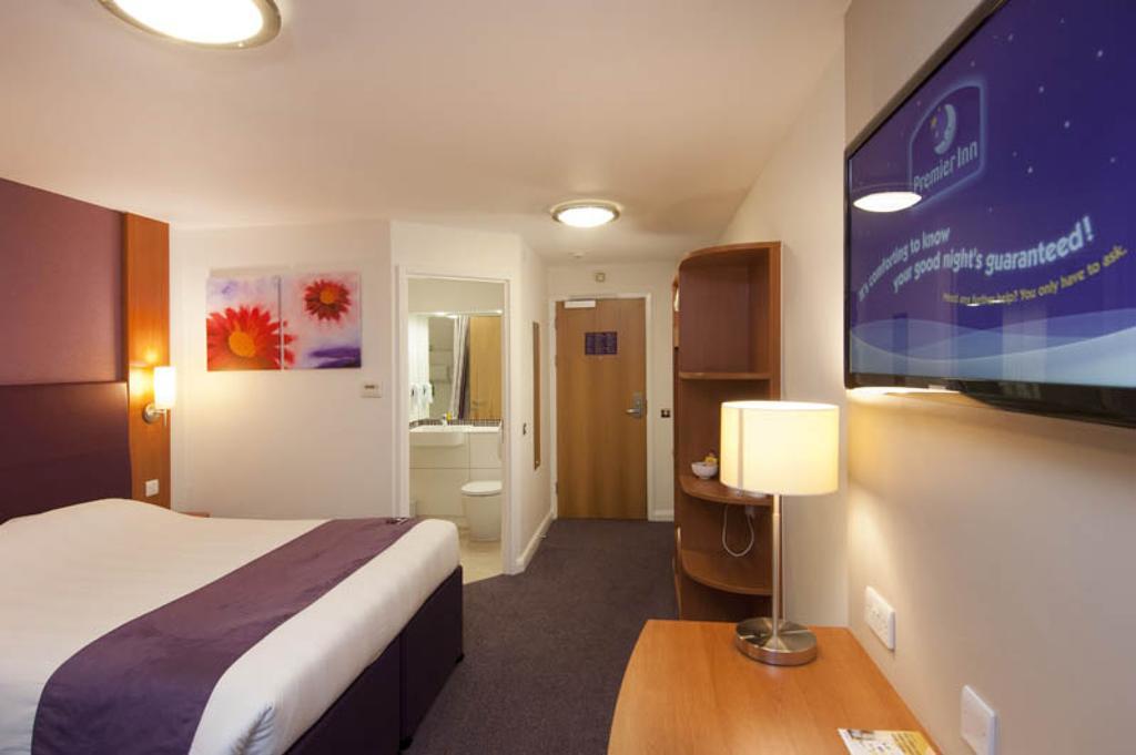 Premier Inn Cobham Cobham  Esterno foto